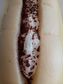 「ローソン 白いふわふわパン ホイップ＆チョコクリーム」のクチコミ画像 by レビュアーさん