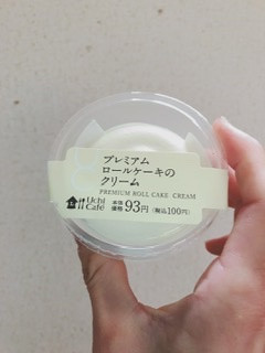 「ローソン Uchi Cafe’ プレミアムロールケーキのクリーム」のクチコミ画像 by ちゃーぼーさん