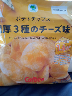 「ファミリーマート ポテトチップス濃厚3種のチーズ味」のクチコミ画像 by レビュアーさん