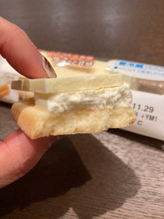 「ファミリーマート ふわほろエアインチョコサンド チーズ」のクチコミ画像 by chan-manaさん