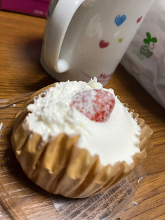 「ローソン Uchi Cafe’ Specialite 絹泡クリームの苺ショート」のクチコミ画像 by みみーみーさん