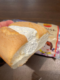 「ファミリーマート ファミマ・ベーカリー たっぷりミルキーホイップパン」のクチコミ画像 by chan-manaさん