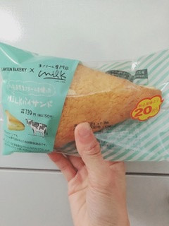 「ローソン LAWSON BAKERY×生クリーム専門店Milk MILKパイサンド」のクチコミ画像 by ちゃーぼーさん