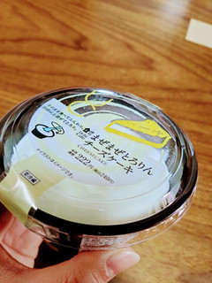 「ローソン Uchi Cafe’ まぜまぜとろりんチーズケーキ」のクチコミ画像 by LAW子さん