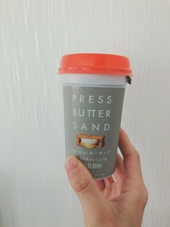 「森永 PRESS BUTTER SAND バターキャラメルミルク味 カップ240ml」のクチコミ画像 by ちゃーぼーさん