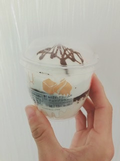 「ローソン Uchi Cafe’ おぼれクリームのチョコブラウニー」のクチコミ画像 by ちゃーぼーさん