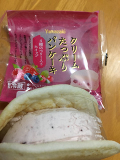 「ヤマザキ クリームたっぷりパンケーキ 4種のベリー入りホイップ 袋1個」のクチコミ画像 by わやさかさん