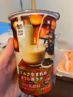 「ローソン Uchi Cafe’ SWEETS ミルク生まれのほうじ茶ラテ」のクチコミ画像 by gologoloさん