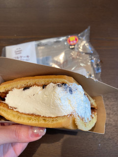 「ファミリーマート ワッフルケーキ クッキー＆クリーム」のクチコミ画像 by chan-manaさん