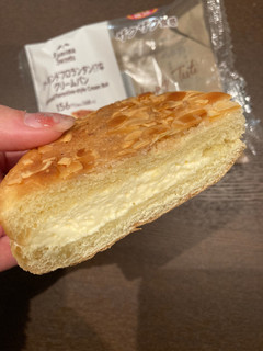 「ファミリーマート アーモンドフロランタン！？なクリームパン」のクチコミ画像 by chan-manaさん