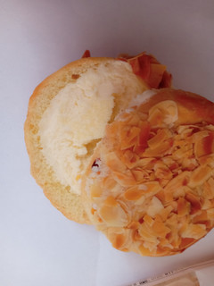 「ファミリーマート アーモンドフロランタン！？なクリームパン」のクチコミ画像 by レビュアーさん