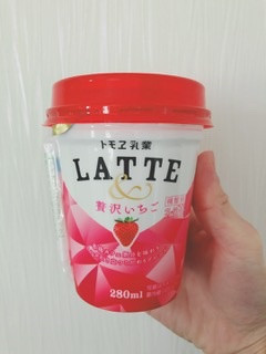 「トモヱ LATTE＆贅沢いちご カップ280ml」のクチコミ画像 by ちゃーぼーさん