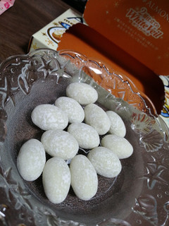 「明治 アーモンドチョコレート ホワイトベール 箱59g」のクチコミ画像 by comocoさん