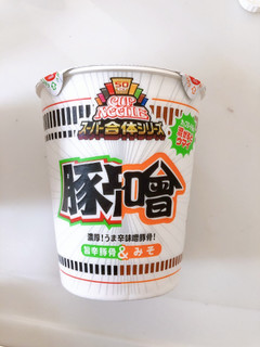 「日清食品 カップヌードル スーパー合体シリーズ 味噌＆旨辛豚骨 カップ84g」のクチコミ画像 by みもとさん