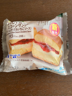 「ファミリーマート 冷やして食べるスコーンサンド クリームチーズ＆いちごソース」のクチコミ画像 by chan-manaさん