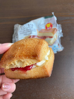 「ファミリーマート 冷やして食べるスコーンサンド クリームチーズ＆いちごソース」のクチコミ画像 by chan-manaさん