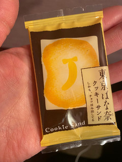 「東京ばな奈 クッキーサンド しかも、チョコはみ出してる 箱16枚」のクチコミ画像 by gologoloさん