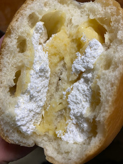 「セブンプレミアム ホイップ＆カスタード ダブルクリームパン 袋1個」のクチコミ画像 by gologoloさん