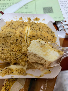 「ファミリーマート ファミマスイーツ はじめは濃厚チーズなのにだんだん優雅なアールグレイ香る紅茶チーズケーキ」のクチコミ画像 by アポロちゃんさん