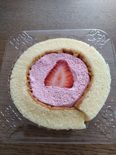 「ローソン Uchi Café×ICHIBIKO いちごロールケーキ」のクチコミ画像 by マーラさん