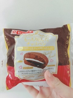 「ヤマザキ もっちりとしたチョコパン 生チョコクリーム＆チョコクリーム＆ホイップ 1個」のクチコミ画像 by ちゃーぼーさん