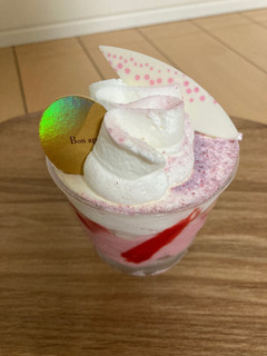 「シャトレーゼ 北海道産純生クリーム使用 苺とホワイトチョコのカップデザート」のクチコミ画像 by こまつなさん