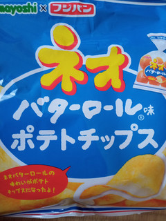 「山芳製菓 ポテトチップス ネオバターロール味 袋50g」のクチコミ画像 by レビュアーさん