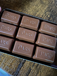 「森永製菓 ダース 全粒粉ビスケットクランチ DARS CHOCOLATE MUSIC LABEL 箱12粒」のクチコミ画像 by gologoloさん