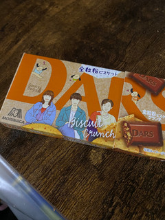 「森永製菓 ダース 全粒粉ビスケットクランチ DARS CHOCOLATE MUSIC LABEL 箱12粒」のクチコミ画像 by gologoloさん