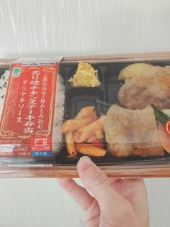 「ファミリーマート 二段仕込みで旨みしみ込む炙り焼チキンステーキ弁当」のクチコミ画像 by ちゃーぼーさん