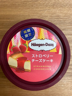 「ハーゲンダッツ ミニカップ ストロベリーチーズケーキ カップ110ml」のクチコミ画像 by こまつなさん