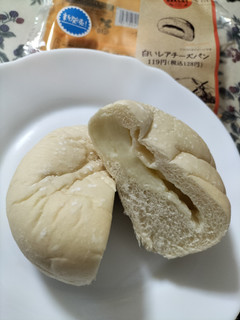 「ファミリーマート ファミマ・ベーカリー 白いレアチーズパン」のクチコミ画像 by コマメのグルメさん