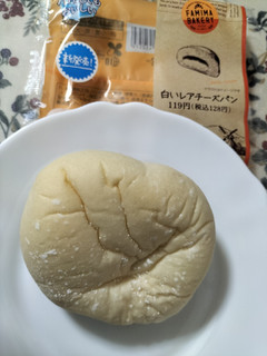 「ファミリーマート ファミマ・ベーカリー 白いレアチーズパン」のクチコミ画像 by コマメのグルメさん