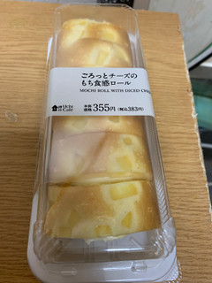 「ローソン Uchi Cafe’ ごろっとチーズのもち食感ロール」のクチコミ画像 by ごりりさん