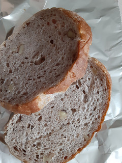 「シロクマ北海食品 食事パン くるみの田舎パン 袋3個」のクチコミ画像 by もこもこもっちさん