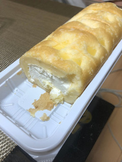 「ローソン Uchi Cafe’ ごろっとチーズのもち食感ロール」のクチコミ画像 by ぱりんこさん