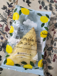 「アヤベ洋菓子 瀬戸内レモンのスコーン 1個」のクチコミ画像 by コマメのグルメさん