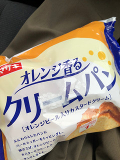 「ヤマザキ オレンジ香るクリームパン（オレンジピール入りカスタードクリーム） 袋1個」のクチコミ画像 by あもあもさん