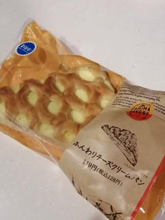 「ファミリーマート ファミマ・ベーカリー ふんわりチーズクリームパン」のクチコミ画像 by とくめぐさん