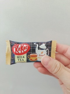 「ネスレ キットカット ミルクティー味 袋1枚」のクチコミ画像 by ちゃーぼーさん