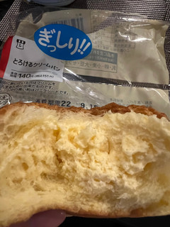 「ローソン ぎっしり！！ とろけるクリームパン」のクチコミ画像 by Kanakokokokoさん