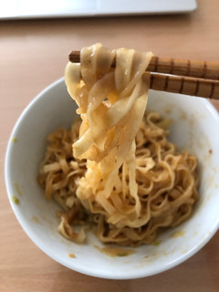 「日清食品 日清の汁なしどん兵衛 豚ニンニクまぜうどん カップ97g」のクチコミ画像 by こつめかわうそさん