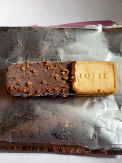 「ロッテ Ghana チョコ＆クッキーサンド 香ばしアーモンドチョコ＆発酵バタークッキー 袋1個」のクチコミ画像 by めたろうさん