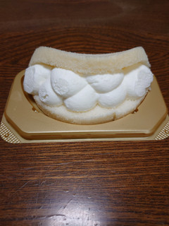 「ローソン Uchi Cafe’ クリームのトリコ！クリームもりもり」のクチコミ画像 by ペリカさん