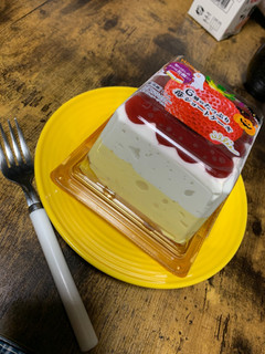 「オランジェ 6層のたっぷり苺ショートケーキ パック1個」のクチコミ画像 by ぽてとふらいさん