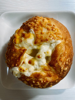 「ハートブレッドアンティーク のび～るとろりんチーズフランス 一個」のクチコミ画像 by わらびーずさん