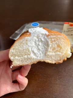 「ファミリーマート ファミマ・ベーカリー たっぷりホイップパン」のクチコミ画像 by chan-manaさん