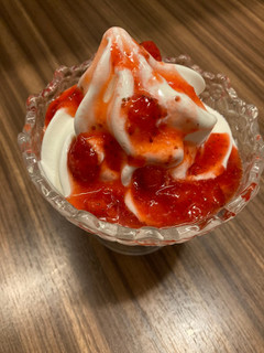 「びっくりドンキー 北海道ソフトクリーム イチゴソース」のクチコミ画像 by まみぃーさん
