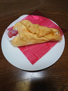 「ローソン Uchi Cafe’ 苺とベイクドチーズのクレープ」のクチコミ画像 by ペリカさん