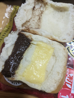 「ヤマザキ BAKE ONE 2色パン チョコ＆カスタード 袋4個」のクチコミ画像 by ゅぃぽんさん